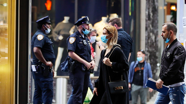 Ο κορωνοϊός συνεχίζει να σφυροκοπά τις ΗΠΑ