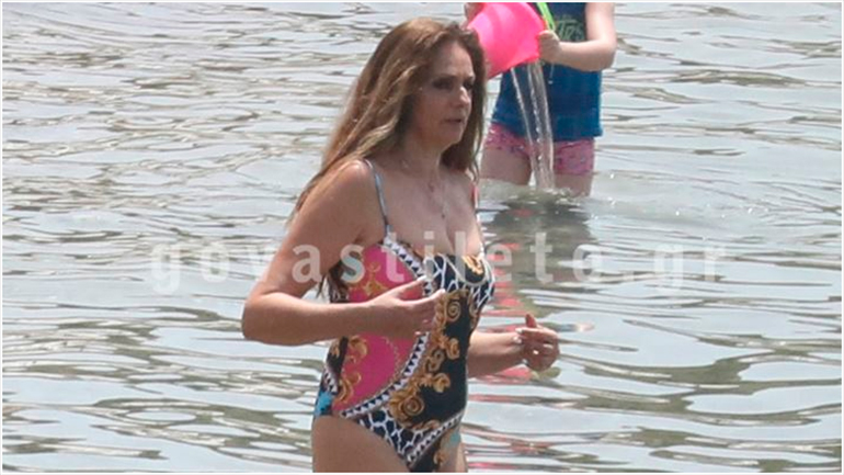 Βίκυ Κουλιανού: Οι πρώτες βουτιές στη Βουλιαγμένη με ολόσωμο μαγιό