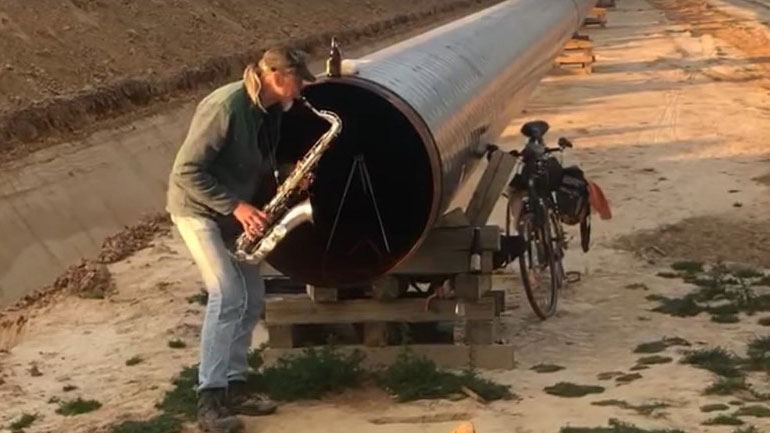 Παίζει σαξόφωνο δίπλα σε αγωγό – Το αποτέλεσμα είναι εκπληκτικό