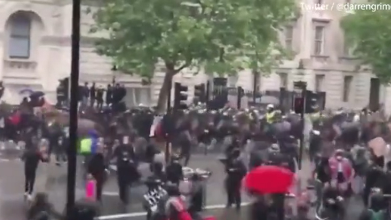 Καρέ-καρέ η πτώση έφιππης αστυνομικού σε επεισόδια στο Λονδίνο