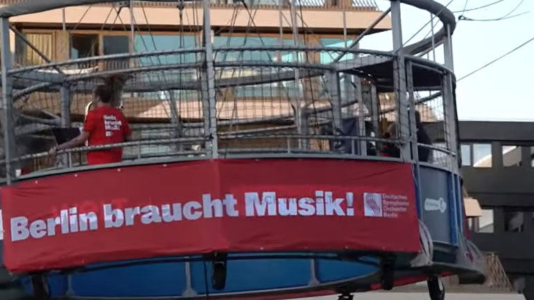 Βερολίνο: Οι μουσικοί της Φιλαρμονικής ανέβηκαν σε αερόστατο και έπαιξαν για τους πολίτες