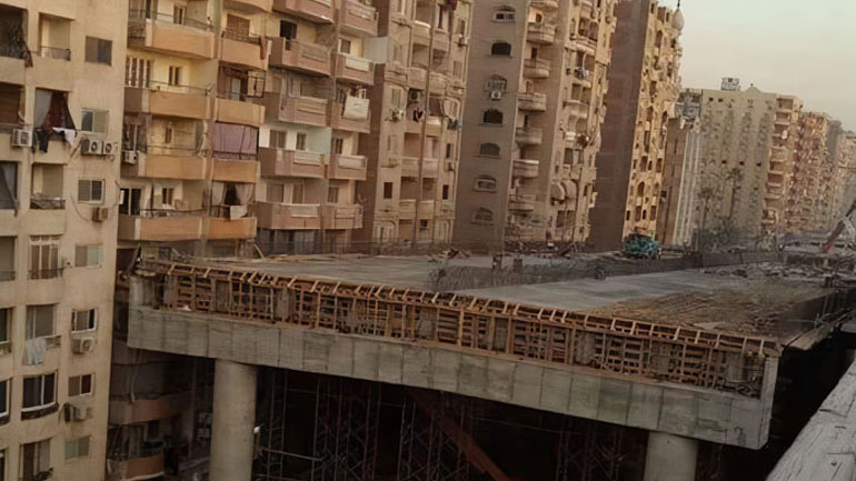 Απίστευτο: Γέφυρα χτίζεται σε απόσταση 50 εκατοστών από πολυκατοικίες