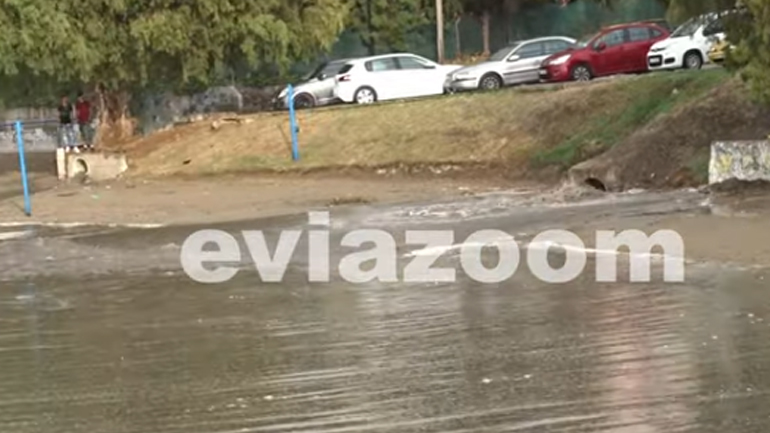 Έγινε «βούρκος» παραλία στη Χαλκίδα – Αγωγός άδειαζε λύματα δίπλα σε λουόμενους