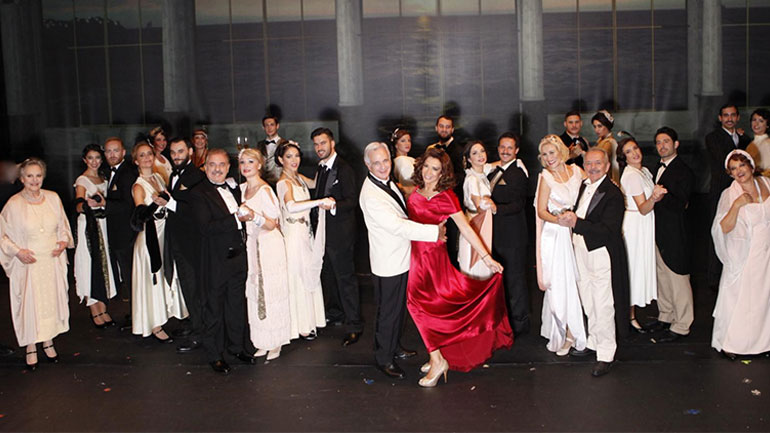 «Κι από Σμύρνη… Σαλονίκη»: Η παράσταση της Μιμής Ντενίση  επιστρέφει στoν «Ελληνικό Κόσμο»