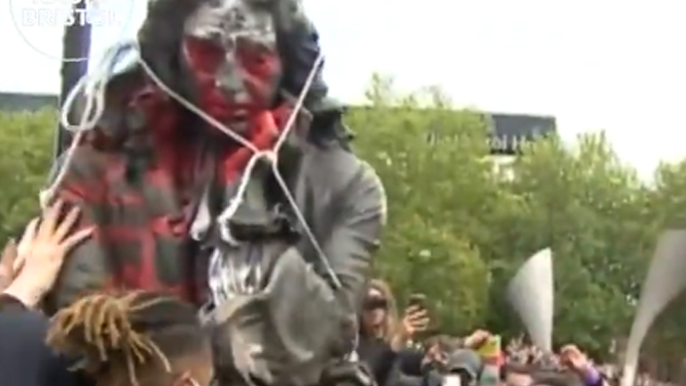 Εξοργισμένοι διαδηλωτές γκρεμίζουν άγαλμα δουλεμπόρου στο Μπρίστολ