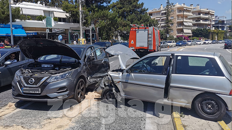 Τροχαίο στη Βάρκιζα με λεωφορείο και αυτοκίνητα