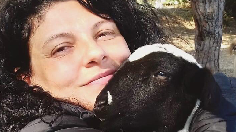 Η Τάνια Τρύπη υιοθέτησε ένα μικρό πρόβατο από τα γυρίσματα της σειράς «Κόκκινο Ποτάμι»