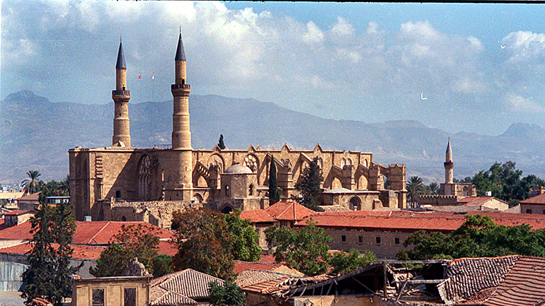 Τουρκικά ΜΜΕ: Κρέμασαν σημαία του Βυζαντίου σε τζαμί στην Κύπρο