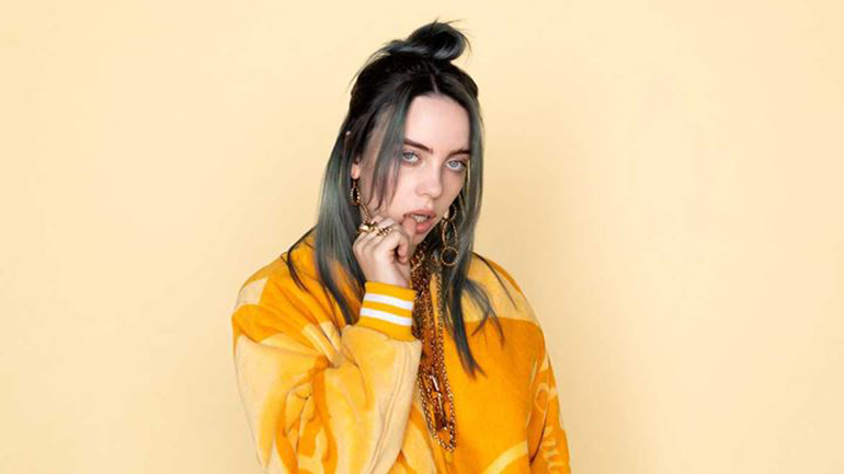 Ο λόγος που η Billie Eilish φοράει πάντα φαρδιά ρούχα!