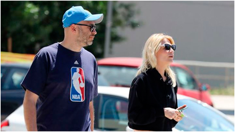 Ο Νίκος Ηλιόπουλος φωτογραφίζει τη Φαίη Σκορδά στην πισίνα