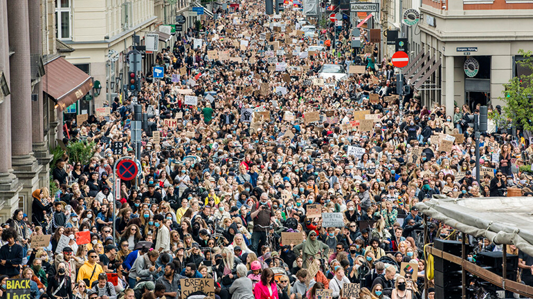 Δανία: Τουλάχιστον 15.000 πολίτες διαδήλωσαν εναντίον του ρατσισμού