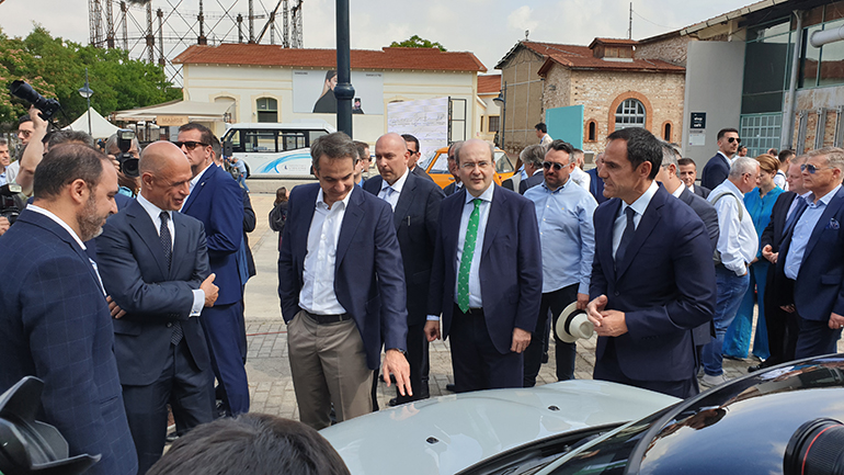 Ο Πρωθυπουργός Κυριάκος Μητσοτάκης με υπουργό Κωστή Χατζηδάκη τον πρόεδρο του ΣΕΑΑ Γιώργο Βασιλάκη (δεξιά), πρόεδρο της Σφακιανάκης Α.Ε. Σταύρο Τάκη (δεύτερο από αριστερά) και τον επικεφαλής της MINI Μάνο Δρακωτό