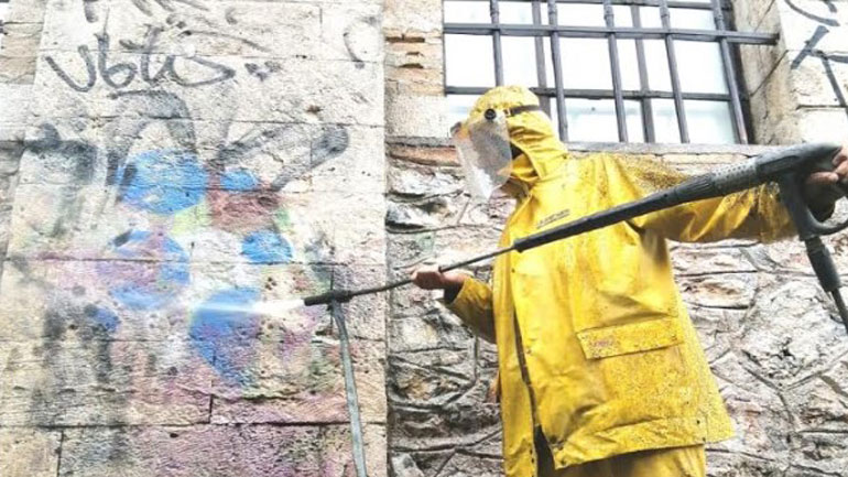 Αντιγκράφιτι από τον Δήμο Αθηναίων στο ιστορικό κτίριο «Πιλ-Πουλ»