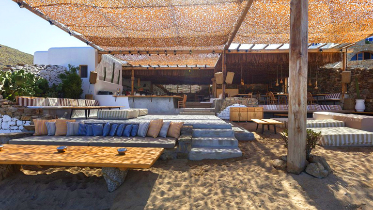 Αντιδράσεις για το λουκέτο στο beach bar της Μυκόνου