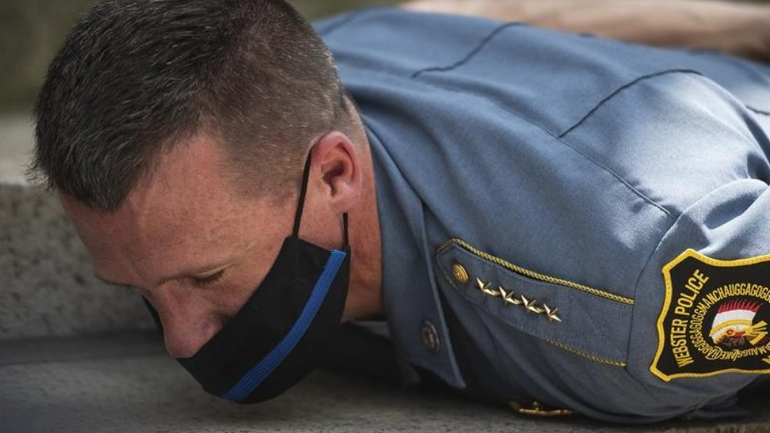 Συγκλονιστική στιγμή: Αρχηγός αστυνομίας στη Μασαχουσέτη ξαπλώνει στο έδαφος με τους διαδηλωτές