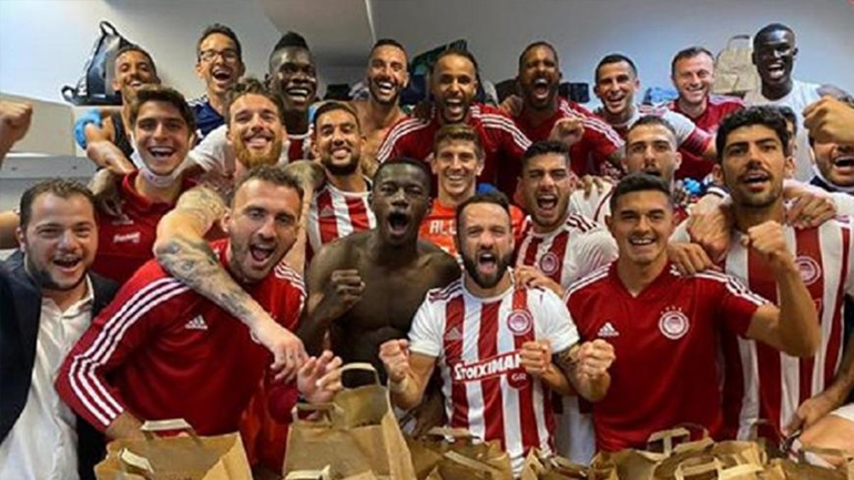 Οι πανηγυρισμοί των παικτών του Ολυμπιακού στα αποδυτήρια της Τούμπας