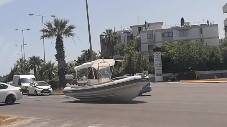 Ποιος είδε βάρκα στην Ποσειδώνος; Αληθινή εικόνα: Σκάφος αραγμένο στη μέση της λεωφόρου