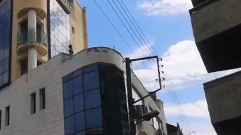 Θεσσαλονίκη: Γυναίκα εγκλωβίστηκε σε μπαλκόνι μετά από πυρκαγιά σε πολυκατοικία