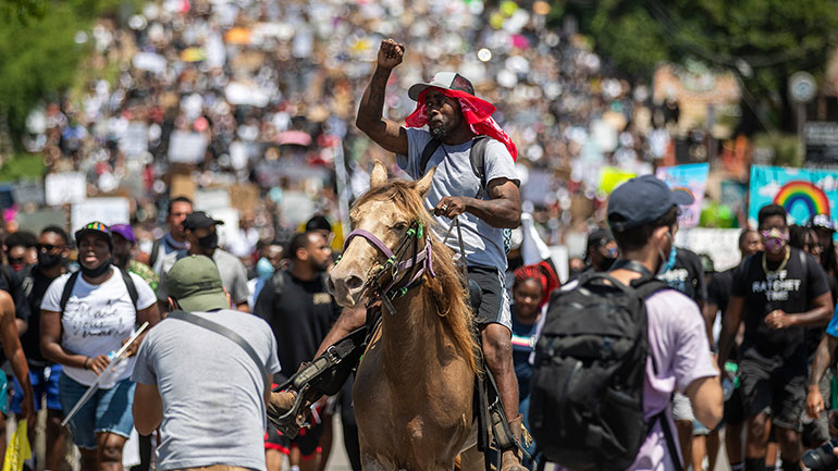 ΗΠΑ: Εκατοντάδες κάτοικοι του Χιούστον τιμούν και αποχαιρετούν τον Τζορτζ Φλόιντ