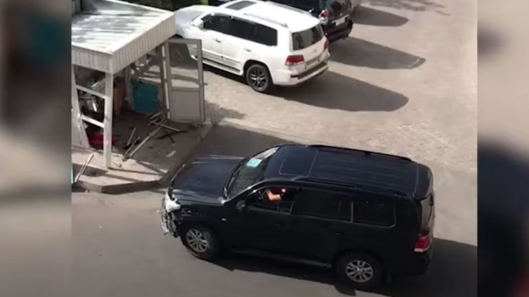 Σούρωσε, μπήκε στο αυτοκίνητο και… ισοπέδωσε ένα φυλάκιο