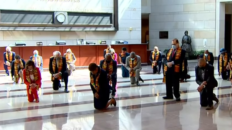 Φόρος τιμής στον Φλόιντ: Το Κογκρέσο γονάτισε στη μνήμη του