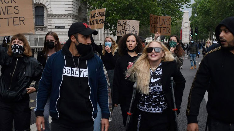 Με πατερίτσες στη διαδήλωση «Βlack Lives Matter» στο Λονδίνο η Madonna