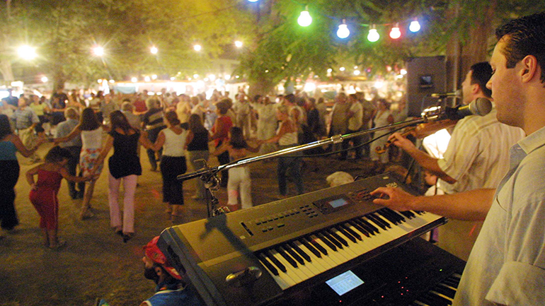 Είμαστε για τα πανηγύρια…