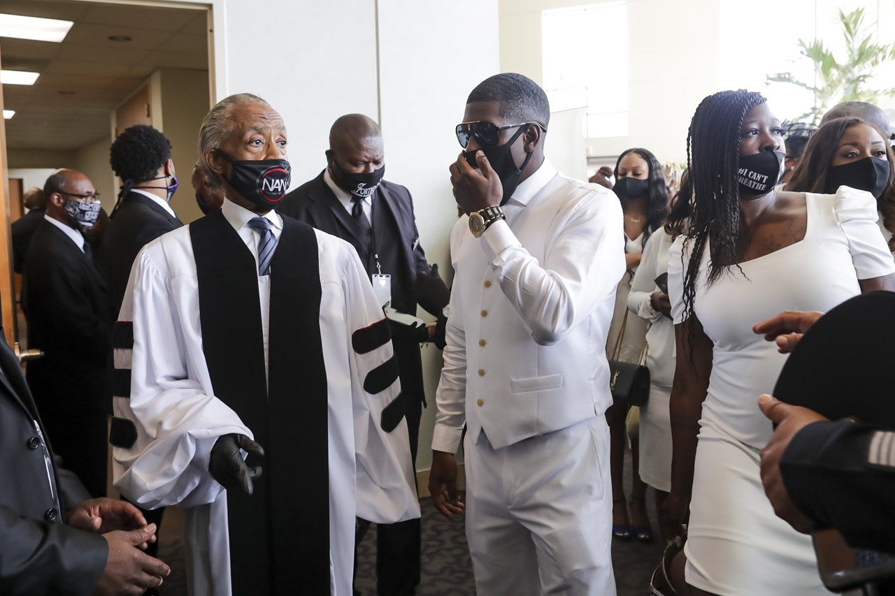 Ο αιδεσιμότατος Αλ Σάρπτον μιλά με τον γιο του Τζορτζ Φλόιντ, Κουίνσι Μέισον, πριν από την κηδεία