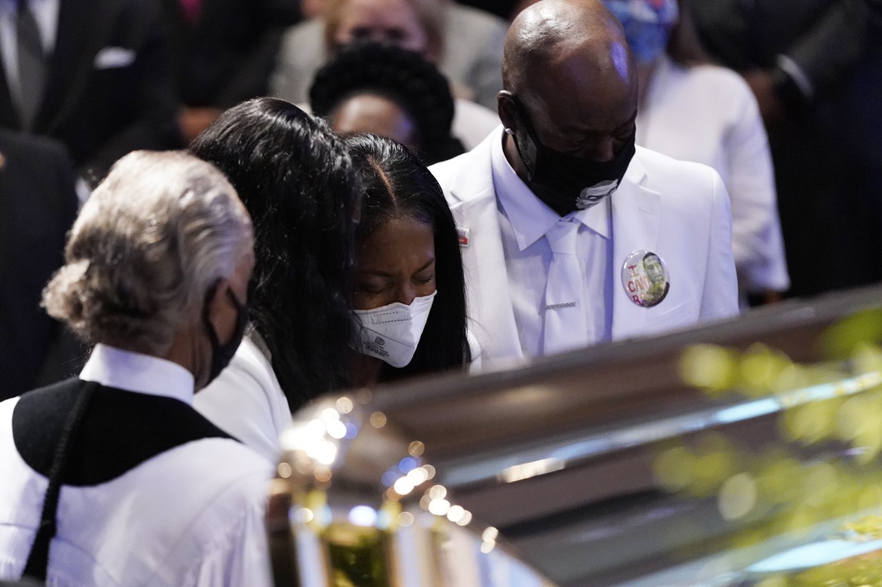 Μέλη της οικογένειας του Φλόιντ μπροστά από το φέρετρο