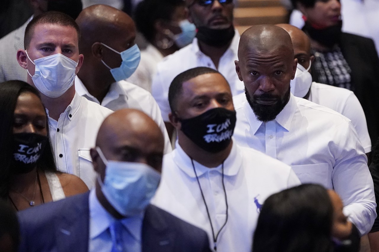 Ο ηθοποιός Τσάνινγκ Τέιτουμ, πίσω αριστερά, κάθεται με τον ηθοποιό Τζέιμι Φοξ κατά τη διάρκεια της κηδείας