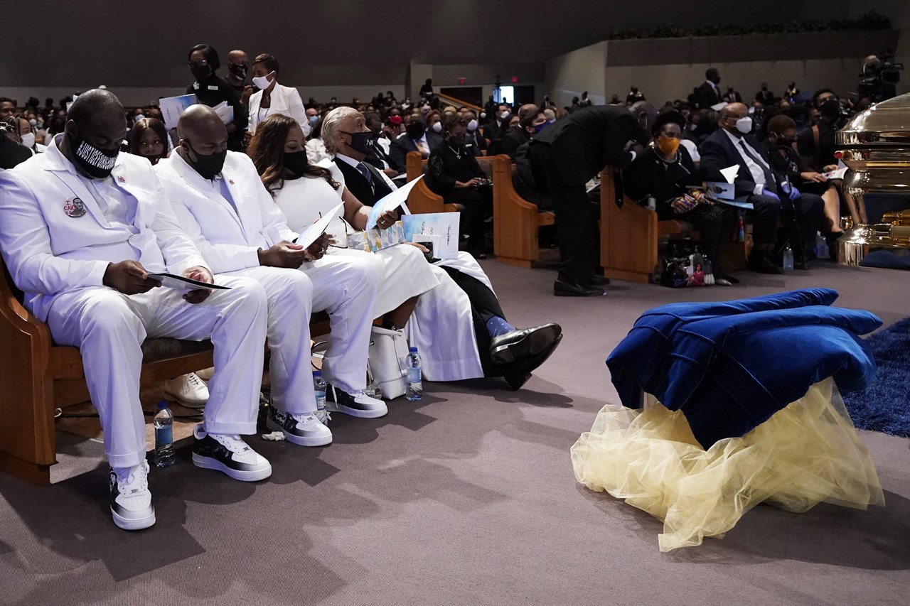 Μέλη της οικογένειας Φλόιντ μαζί με τον αιδεσιμότατο Σάρπτον