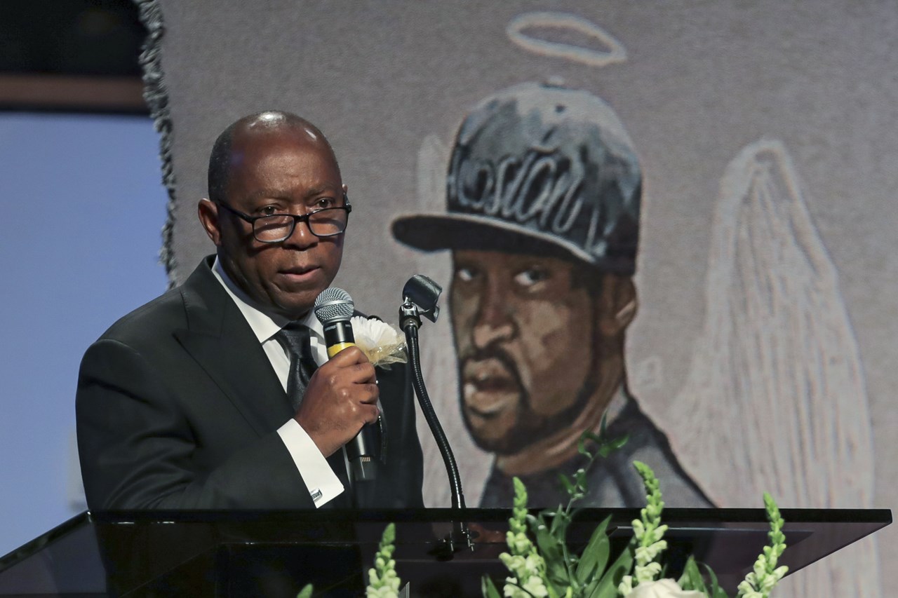 Ο δήμαρχος του Χιούστον, Σιλβέστερ Τέρνερ, στην ομιλία του κατά τη διάρκεια της κηδείας