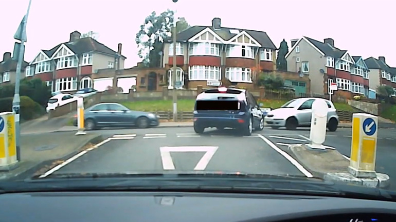 Τα μαθήματα οδήγησης ξεκίνησαν με τον χειρότερο τρόπο!