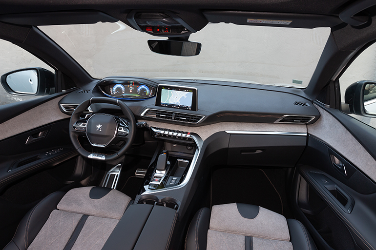 Το εσωτερικό της υβριδικής έκδοσης...