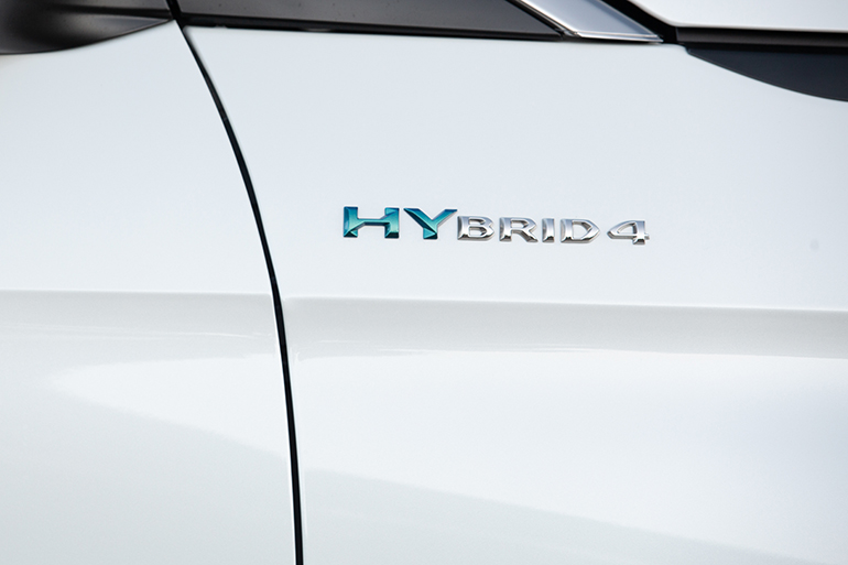 Το Hybrid4 μας ενημερώνει πως πρόκειται για την υβριδική έκδοση που είναι και τετρακίνητη