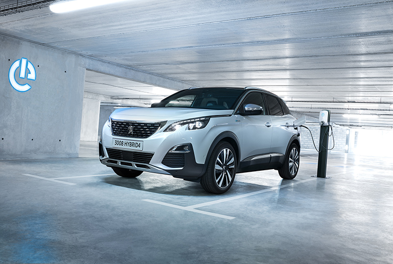 Για πρώτη φορά το Peugeot 3008 μπαίνει στην πρίζα (συνδυάζει κινητήρα βενζίνης και δύο ηλεκτροκινητήρες), είναι 4x4 και αποδίδει 300 ίππους...