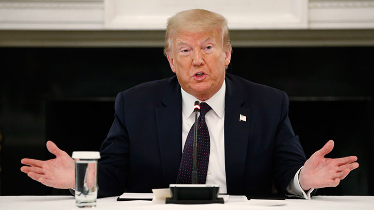 Ο Τραμπ υπαινίσσεται ότι ο 75χρονος που σπρώχθηκε από αστυνομικούς είναι «προβοκάτορας των Antifa»