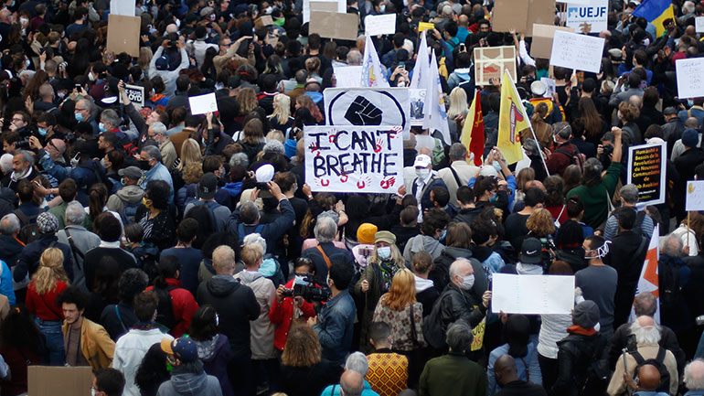 Γαλλία: Διαδηλωτές κατά του ρατσισμού γονάτισαν στο Παρίσι