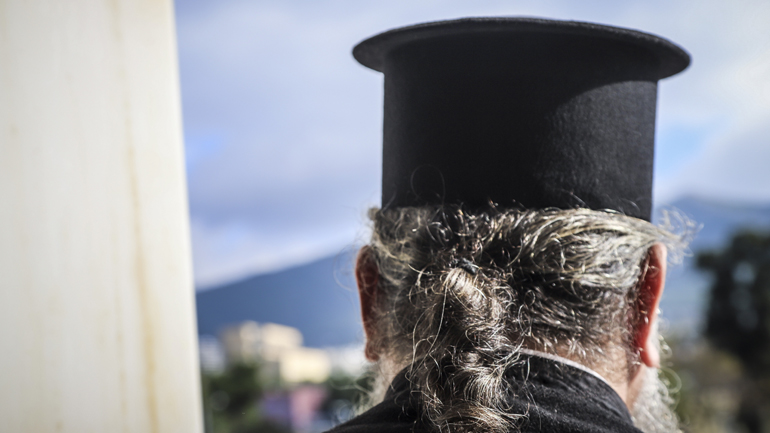 Σκάνδαλο στα Φάρσαλα με τα… καμώματα ιερέα – Έκρυβε τα ράσα και έψαχνε για… περιπέτειες