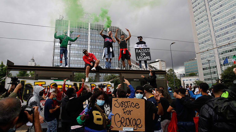 ΗΠΑ: Χιλιάδες άνθρωποι απέτισαν φόρο τιμής στον Τζορτζ Φλόιντ