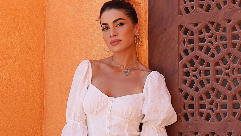 H Camila Coelho μας δείχνει πώς να μετατρέψουμε το αγαπημένο μας μαντήλι σε 3 μοντέρνα tops