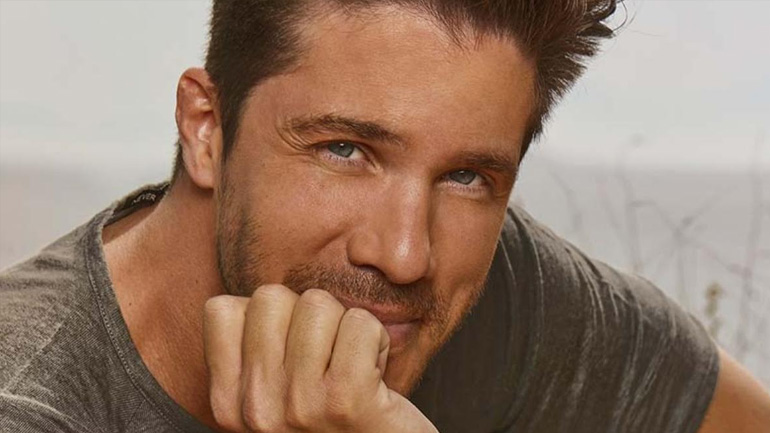 «Σκάσε ένα φιλί»: Κυκλοφόρησε το νέο τραγούδι του Νίκου Οικονομόπουλου!