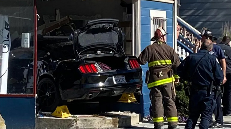 Μπήκε με τη Mustang μέσα στο σπίτι!