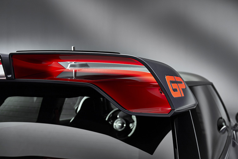 Η πίσω αεροτομή απλά βγάζει μάτια...