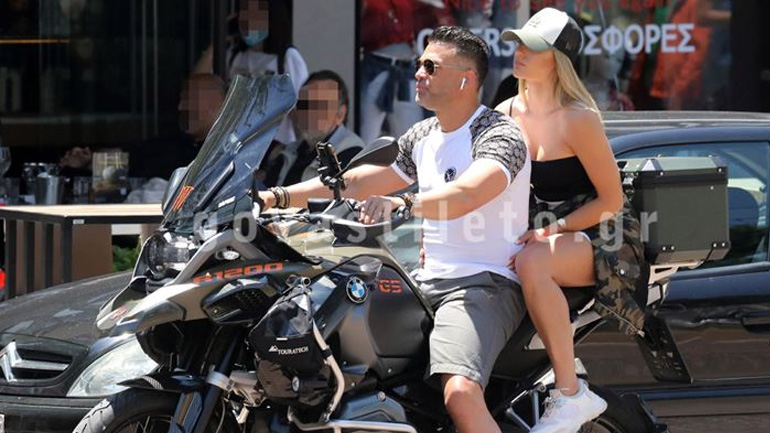 Κώστας Σόμμερ: Βόλτες στη Γλυφάδα με τη σύντροφό του