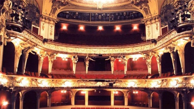 Το Berliner Ensemble συμμορφώνεται με τους κανόνες απόστασης