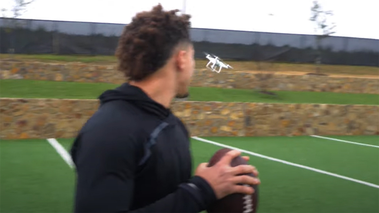 Παίκτης του αμερικάνικου football καταρρίπτει drone με τη… βολή του