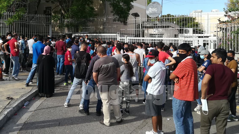 Συνωστισμός για μια ακόμα μέρα στην Υπηρεσία Ασύλου στη λεωφόρο Κατεχάκη