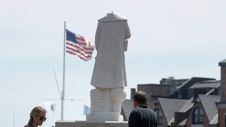 Διαδηλωτές έριξαν σε λίμνη άγαλμα του Κολόμβου στη Βιρτζίνια και αποκεφάλισαν άλλο στη Βοστώνη