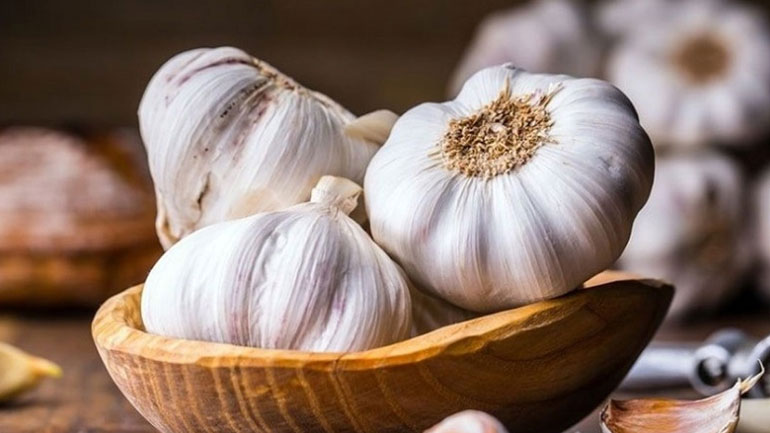 Οι απίθανες χρήσεις του σκόρδου εκτός από τη μαγειρική